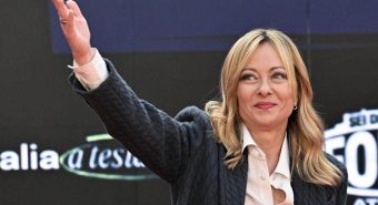 Meloni chiude Atreju, nel mirino Landini e Schlein: "Chi non ha contenuti scappa" Meloni chiude Atreju, nel mirino Landini e Schlein: "Chi non ha contenuti scappa"