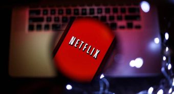 Netflix, l’acquisto di Warner Bros scuote il cinema Usa: timore di tagli a posti e sale