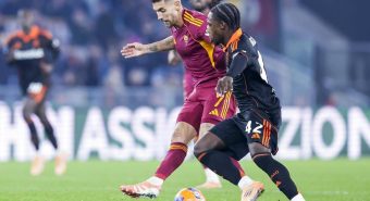 Roma-Como, giallorossi in vantaggio con Wesley e uomo a terra. Cos'è successo Roma-Como, giallorossi in vantaggio con Wesley e uomo a terra. Cos'è successo