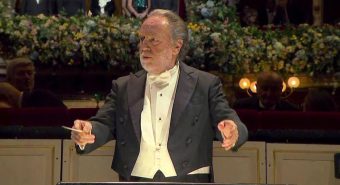 Scala, malore per il maestro Chailly: interrotta l’opera, pubblico a casa