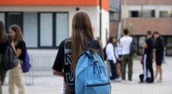 Scuola, arrivano i nuovi programmi per i licei: via la Geostoria, entra l’IA