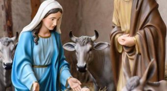 Si finge statua e si nasconde nel presepe, il sindaco scopre il latitante