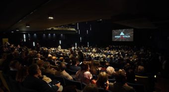 Solidarietà e spettacolo, 1.500 manager a teatro a sostegno associazioni Milano Solidarietà e spettacolo, 1.500 manager a teatro a sostegno associazioni Milano