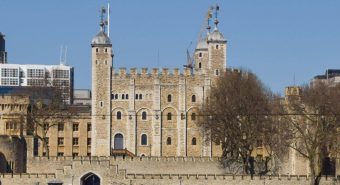 Torre di Londra, imbrattata con cibo la teca contenente la Corona Imperiale: 4 arresti