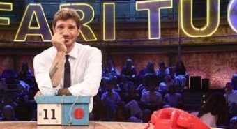 Affari Tuoi, stasera non va in onda: ecco quando torna De Martino Affari Tuoi, stasera non va in onda: ecco quando torna De Martino