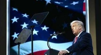 Trump: "Iran implora per un accordo". E lo Stretto di Hormuz diventa 'di Trump' Trump: "Iran implora per un accordo". E lo Stretto di Hormuz diventa 'di Trump'