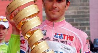 Fumo, Ivan Basso: “Da sportivo ed ex paziente oncologico dico sì a sigarette più care”