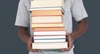 Giornata mondiale del libro, tutte le curiosità: dalla data del 23 aprile alla tradizione delle rose