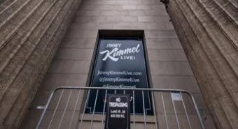 Jimmy Kimmel risponde a Melania Trump: “D’accordo su stop retorica d’odio, ne parli con suo marito”