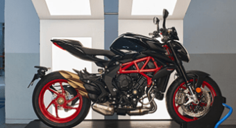 MV Agusta, la Brutale 800 si veste di “Nero Carbonio”