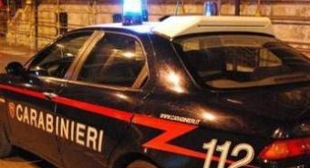 Omicidio a Lecce, uccide il fratello a coltellate e in videochiamata mostra il corpo ai familiari