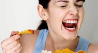 Spuntino di mezzanotte? Non è una buona idea, lo snack fa male all’intestino
