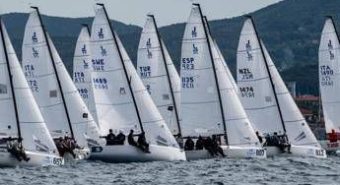 Svi 2026, le prime imbarcazioni doppiano lo scoglio di Capri e tornano verso Livorno