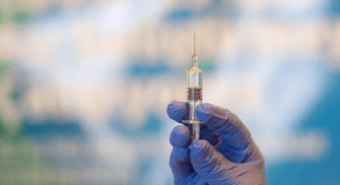 Vaccino combinato Covid e influenza, il via libera in Ue: chi potrà farlo