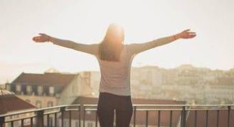 Vitamina D, non basta prenderla: c’è anche un orario giusto per migliorare il sonno, come ottimizzare i benefici