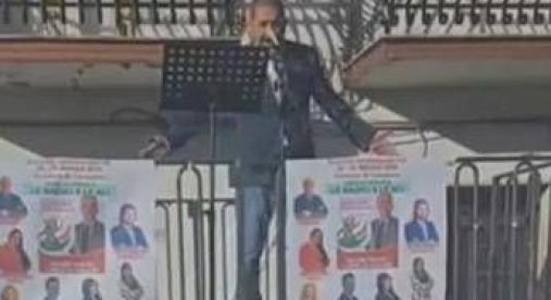 Amministrative, candidato sindaco del cosentino sale sul palco vestito da Pinocchio Amministrative, candidato sindaco del cosentino sale sul palco vestito da Pinocchio