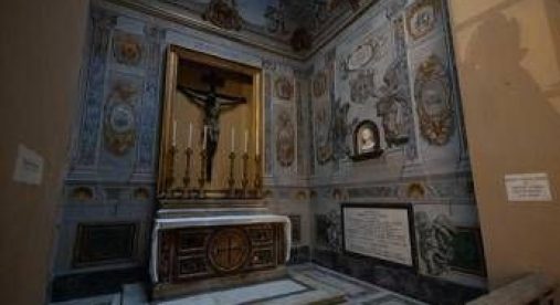 Angelo di San Lorenzo in Lucina, nuove polemiche: ora somiglia a Marina Berlusconi? Angelo di San Lorenzo in Lucina, nuove polemiche: ora somiglia a Marina Berlusconi?
