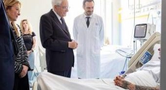 Auto sulla folla a Modena, cinque feriti ancora ricoverati: Mattarella e Meloni in visita