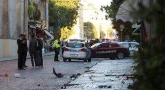 Auto sulla folla a Modena, gravi ma stabili le condizioni di quattro feriti