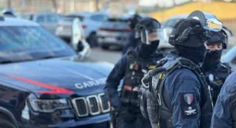 Blitz antidroga tra Ostia e Fiumicino: controlli dei Carabinieri con elicottero e unità cinofile nelle zone dello spaccio