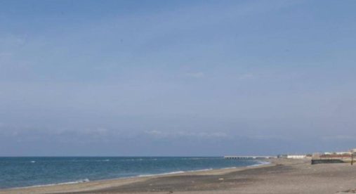 Cadavere sul bagnasciuga a Ostia, indagini in corso