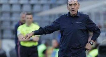 Caos Roma-Lazio, Sarri all'attacco: "Se si gioca domenica alle 12 non vado, fossi il presidente non presenterei la squadra" Caos Roma-Lazio, Sarri all'attacco: "Se si gioca domenica alle 12 non vado, fossi il presidente non presenterei la squadra"