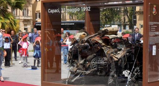 Capaci, 34 anni fa la strage: studenti, avvocati e magistrati insieme per non dimenticare Capaci, 34 anni fa la strage: studenti, avvocati e magistrati insieme per non dimenticare