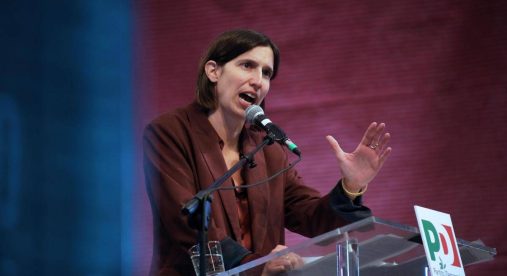 Consigliera Lega evoca i fatti di Modena al comizio Pd, sospesa dal partito. Meloni: "Solidarietà a Schlein" Consigliera Lega evoca i fatti di Modena al comizio Pd, sospesa dal partito. Meloni: "Solidarietà a Schlein"
