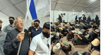 Flotilla, ministro Ben Gvir tra attivisti detenuti e inginocchiati. Meloni-Tajani: "Inaccettabile". Convocato ambasciatore