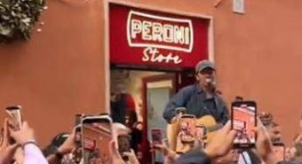 Fulminacci, il live a sorpresa a Roma per i fans? No per una birra Fulminacci, il live a sorpresa a Roma per i fans? No per una birra