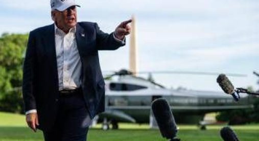Iran, Trump: "Domani era previsto attacco, sospeso su richiesta dei leader del Golfo"