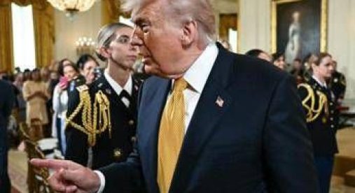 Iran-Usa, Trump: "Accordo vicino". Teheran: "Pronti a respingere attacco"
