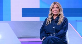 Isola dei Famosi rivoluzionata: 'addio' allo studio e Lucarelli in pole per la conduzione