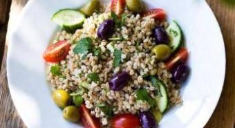 La salute nel piatto? "Insalata di farro con olive e prosciutto pranzo top", il consiglio del nutrizionista