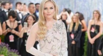 Lindsey Vonn, al Met Gala prima uscita senza stampelle dopo infortunio: "Grata di essere qui"