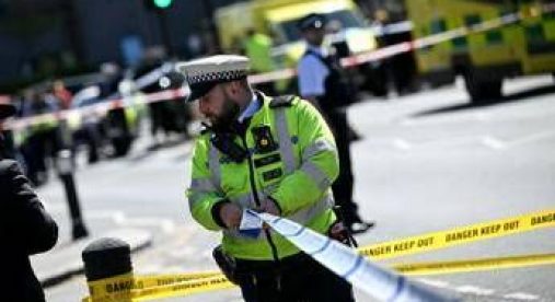 Londra, incendio doloso in ex sinagoga: indaga l'antiterrorismo. Vertice a Downing Street su antisemitismo
