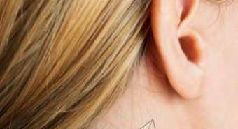 L'orecchio svela l'età: arrivano filler e botulino soft per il lobo