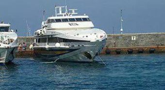 Mare forza 4, scoppiano finestrini sul traghetto veloce Napoli-Capri