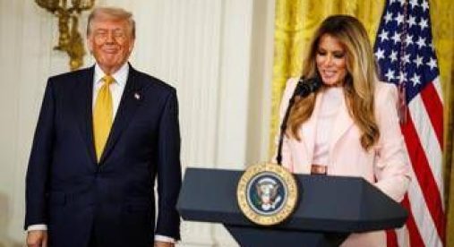 Melania Trump cita l''empatia' del marito: scattano le risate alla Casa Bianca