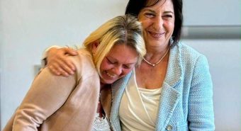 Modena, l'abbraccio degli infermieri alla collega Viktoriya Prudka che ha soccorso la turista tedesca