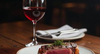 No a vino e carne rossa, il doppio divieto di Garattini a tavola No a vino e carne rossa, il doppio divieto di Garattini a tavola