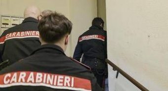 Ostia, accoltellato al torace dalla compagna durante lite: è grave