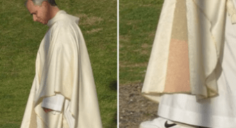 Papa Leone XIV indossa le Nike, sotto la veste sacra spuntano le sneakers: la foto virale
