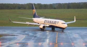Passeggero ubriaco su un volo Ryanair, l’aereo è costretto a un atterraggio di emergenza