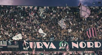 Petardi in campo, rissa e ospiti scortati fuori: caos in Palermo-Catanzaro Petardi in campo, rissa e ospiti scortati fuori: caos in Palermo-Catanzaro