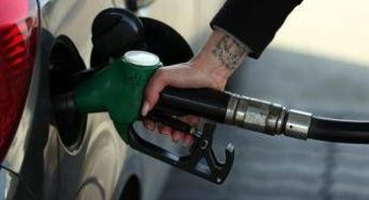 Prezzi carburanti: la benzina aumenta ancora, in calo il diesel Prezzi carburanti: la benzina aumenta ancora, in calo il diesel