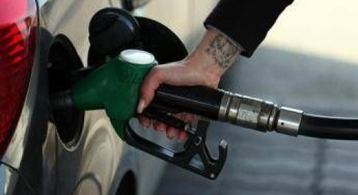 Prezzi carburanti: la benzina aumenta ancora, in calo il diesel