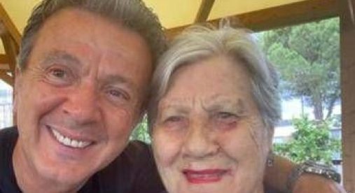 Pupo, morta la mamma Irene: "Volata in cielo con una parte di me" Pupo, morta la mamma Irene: "Volata in cielo con una parte di me"