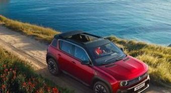 Renault 4 E-Tech Plein Sud, un tetto apribile fra passato e presente