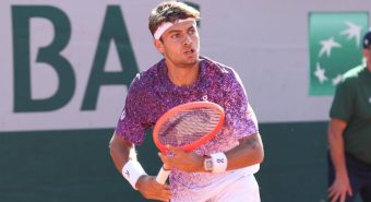 Roland Garros, Cobolli 'ostacolato' da raccattapalle: cos'è successo nel derby contro Pellegrino Roland Garros, Cobolli 'ostacolato' da raccattapalle: cos'è successo nel derby contro Pellegrino